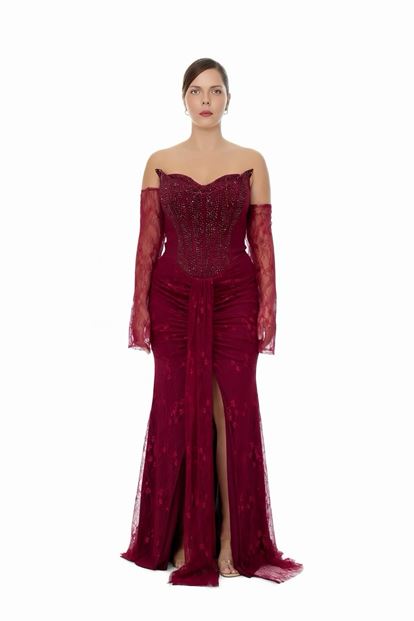 فستان سهرة كبير الحجم من الدانتيل المطرز باللون العنابي